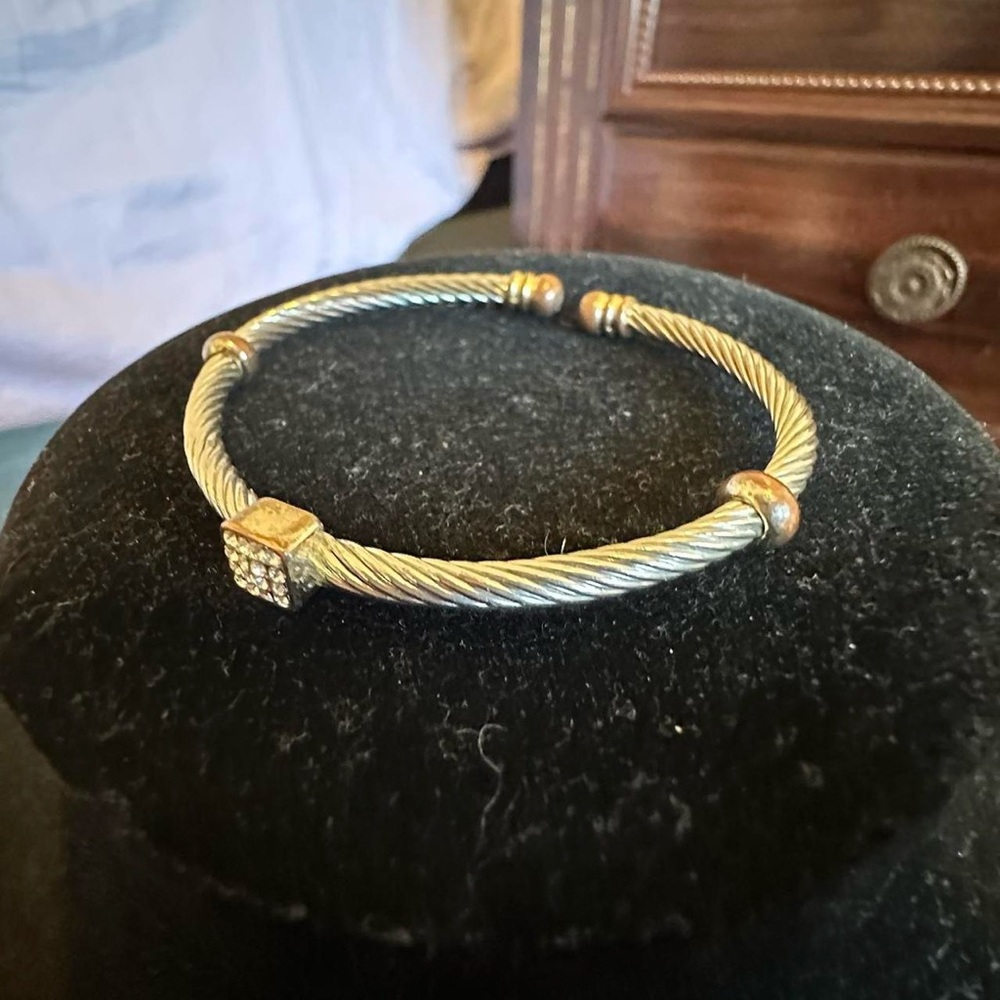 Silver tone vintage bangle bracelet.